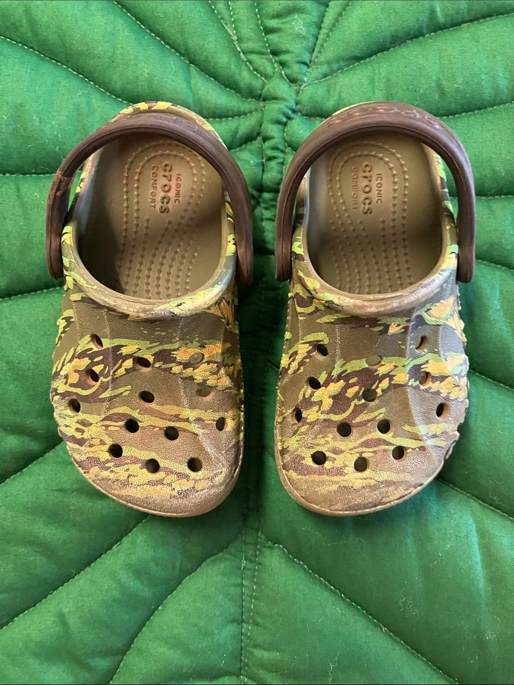 Crocs camo kids size C7, green and black camo.